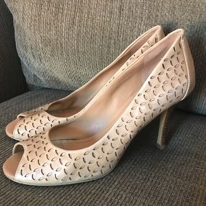 Adorable nude Arturo Chiang peep toes - size 8.5